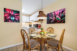 Dining - 🏖️Desirable Ground Floor Unit | AC & WIFI | Concierge Included (Kailua Kona)