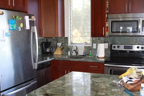 Refrigerador, microondas, lavavajillas y cafetera y tetera