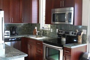 Een koelkast, een magnetron, een vaatwasser