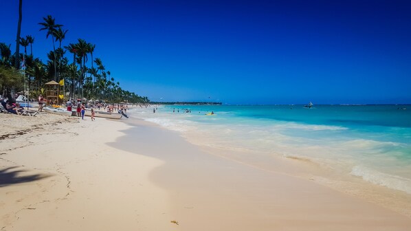 沙滩椅、沙滩毛巾