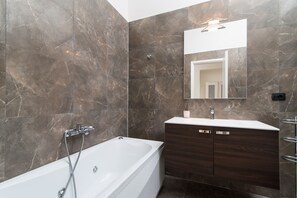 Shower, jetted bath, hair dryer, bidet