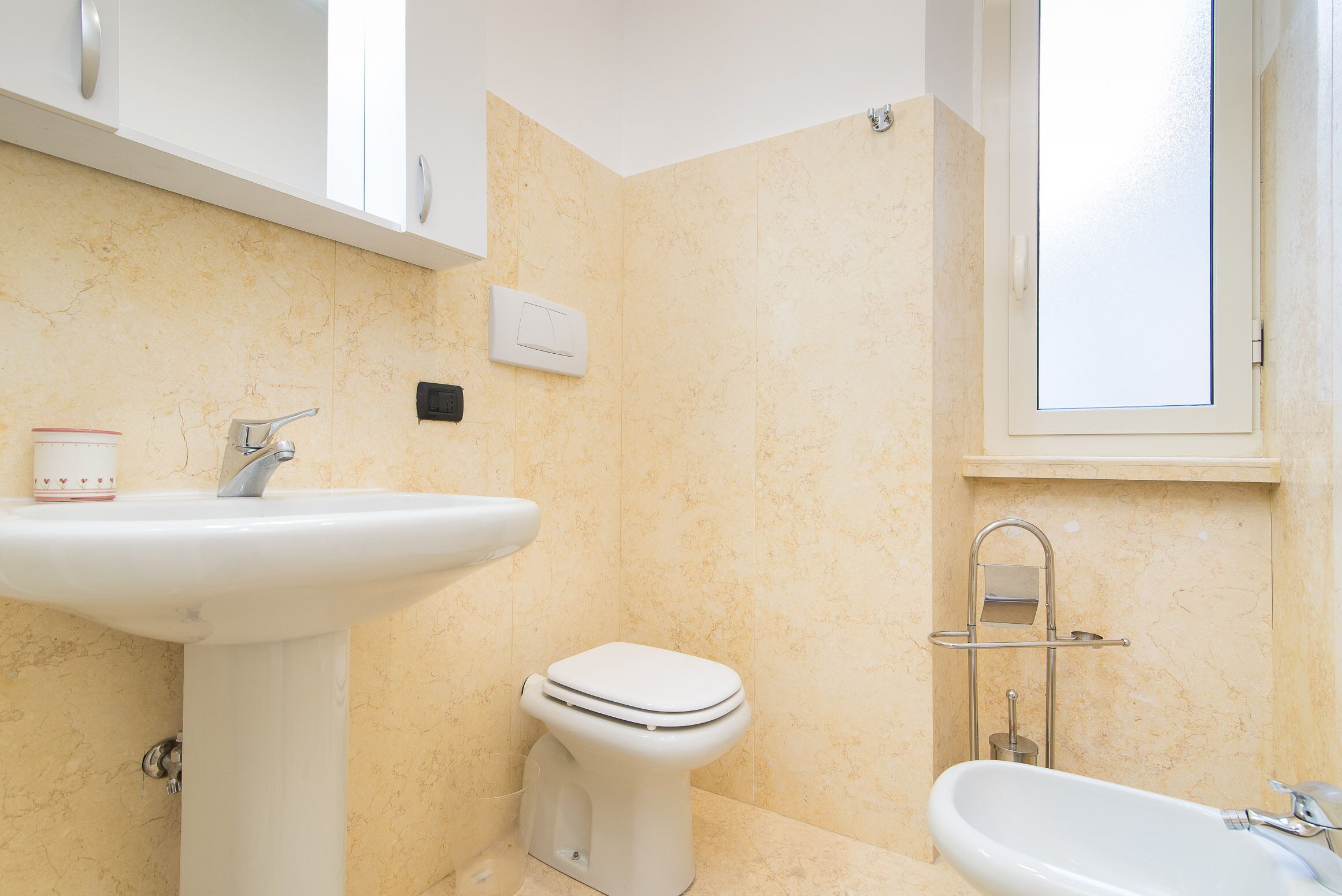 A bathroom with a sink, toilet, and bathtub.