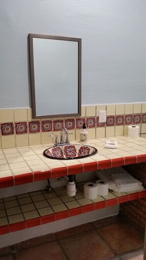 Dusche, Haartrockner, Handtücher, Toilettenpapier