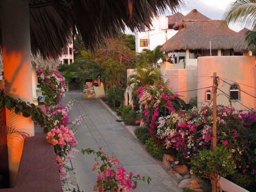 Tasteful Casita on a Quiet Street Near Beaches with Views!