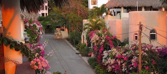 Tasteful Casita on a Quiet Street Near Beaches with Views!