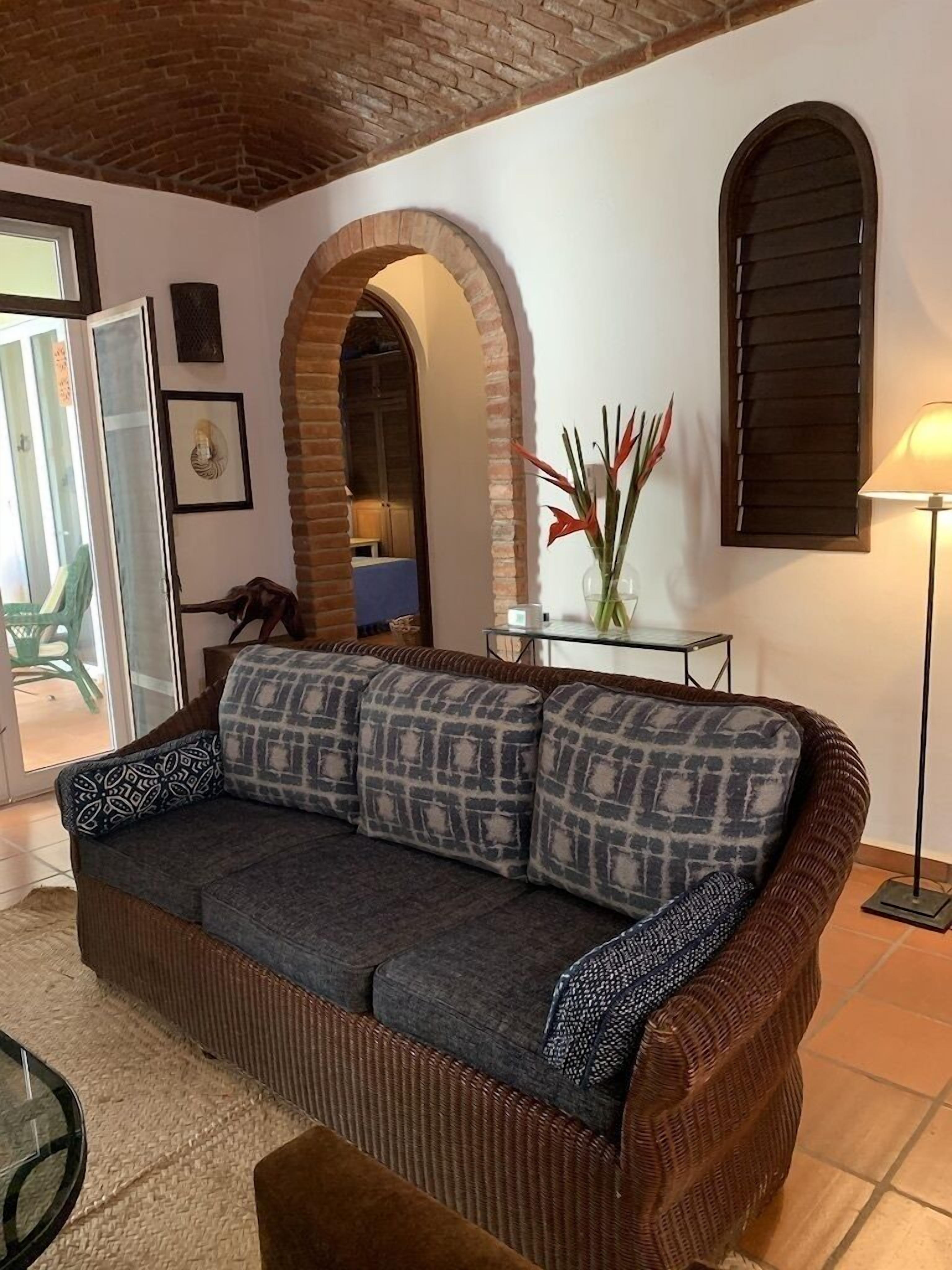 Una Smart TV, libros, un reproductor estéreo