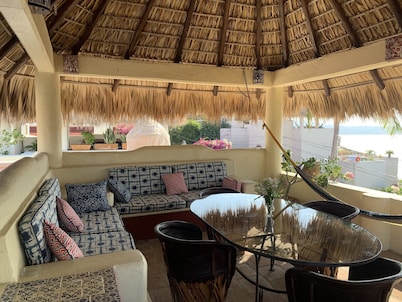 Tasteful Casita on a Quiet Street Near Beaches with Views!