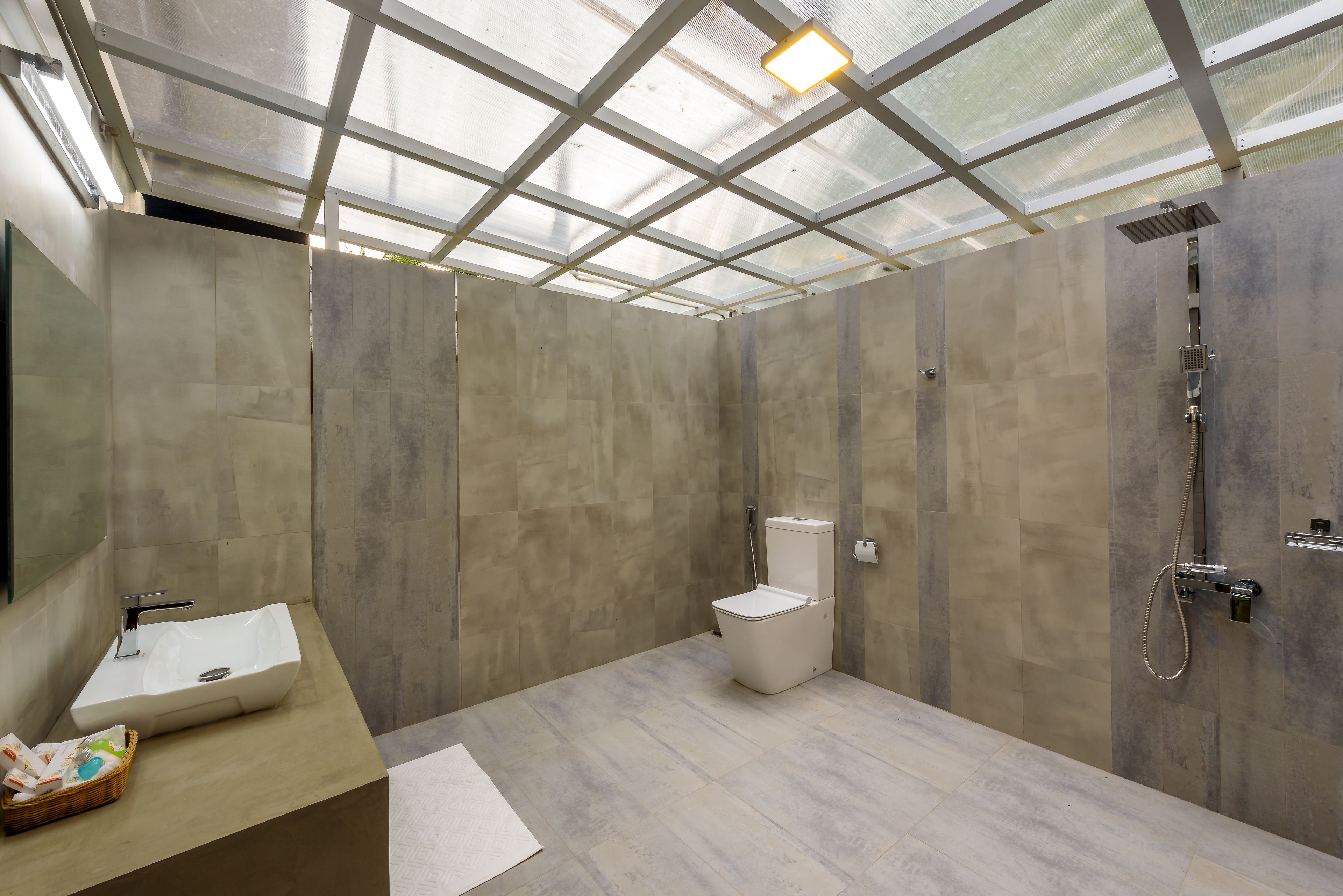 deluxe double room | bathroom | shower, free toiletries, towels