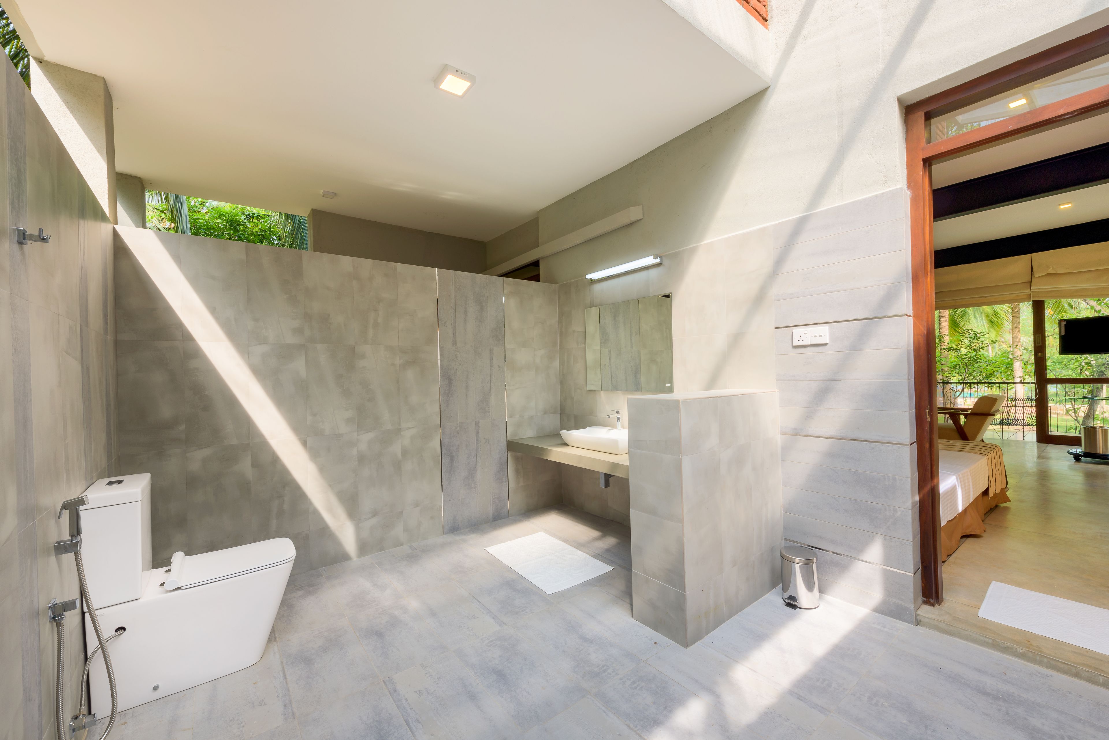 deluxe double room | bathroom | shower, free toiletries, towels