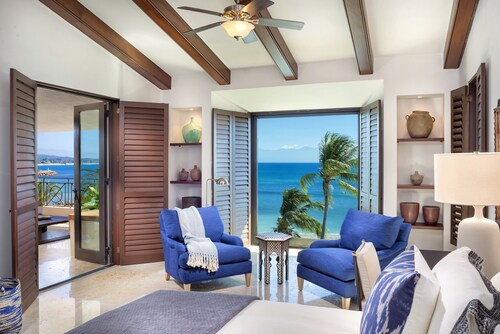 Fabulous Beachfront Penthouse Condo, Premier Golf Membership and Yacht