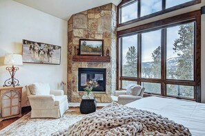 6 bedrooms, free WiFi - Breck Escape: Spacious 6BR mountain retreat in Breckenridge! (Breckenridge)