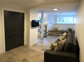 Smart-TV, Kamin, Stereoanlage