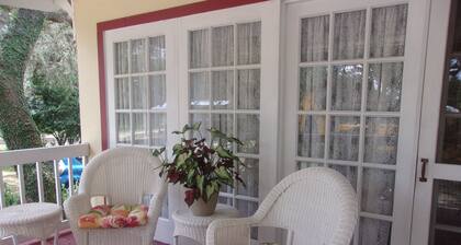 Pet friendly Country Bungalow under the Oaks