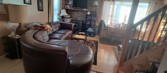 キャッツキルの中心部にある小さな川で家族向けの居心地の良いコテージ。