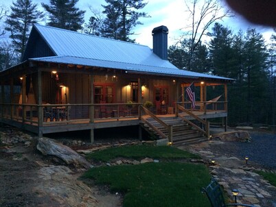 Bike,hike trails in minutes. New, rustic cabin near Brevard, DuPont,Pisgah