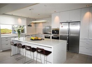 House, 5 Bedrooms | Private kitchen | Full-size fridge, microwave, oven, stovetop - 1946 - Omaha Holiday Home (Omaha)