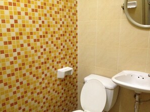 Standard Double Room with Air-Con | Bathroom | Shower, free toiletries, towels - Numsin Hotel (Ratchaburi)