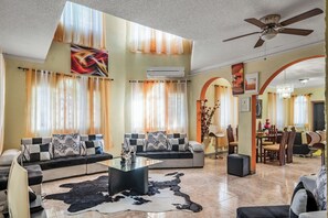 Smart TV, DVD player, video library, stereo - THE JEWEL OF OCHO RIOS VILLA (Ocho Rios)