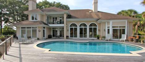 Piscine couverte, piscine extérieure