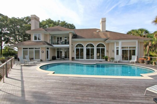 Huge 4 Bedroom Home - Private Pool & Spectacular Views