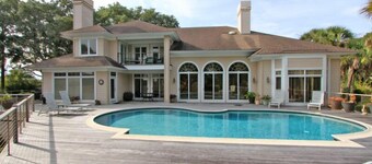Huge 4 Bedroom Home - Private Pool & Spectacular Views