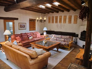 スマートテレビ、暖炉、DVD プレーヤー、卓球台