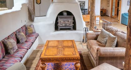 Palace Of Miracles: Hot Tub, Lounge Spaces, +Casita, mtn views,5 courtyrds,6 FPs