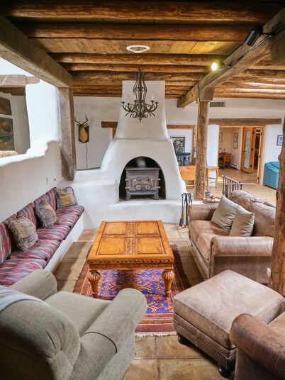 Palace Of Miracles: Hot Tub, Lounge Spaces, +Casita, mtn views,5 courtyrds,6 FPs