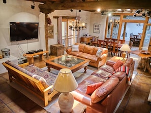 Smart-tv, een open haard, een dvd-speler en een tafeltennistafel