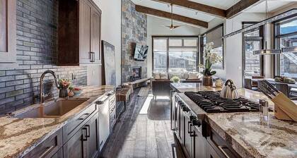 Wintours Leap boasts impressive Tenmile Range views & a private hot tub!