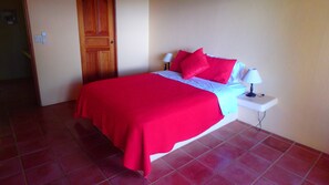 3 chambres, bureau, fer et planche à repasser, accès au Wi-Fi (inclus)
