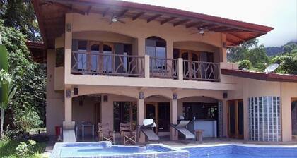 Ojochal casa con piscina / Vista al Mar / Private Jungle Trail & River en 12 acres.