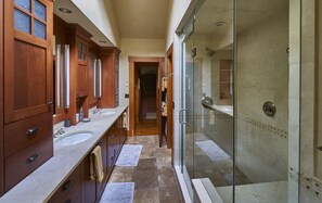 Combined shower/tub, hair dryer, towels, soap - July 4 Week-just opened up! BOOK NOW! Enjoy Telluride at its Finest! (Telluride)