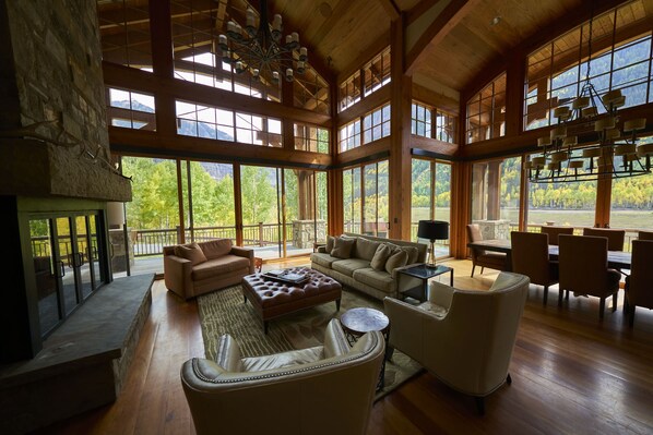 Fernseher, Kamin, Bücher, Stereoanlage