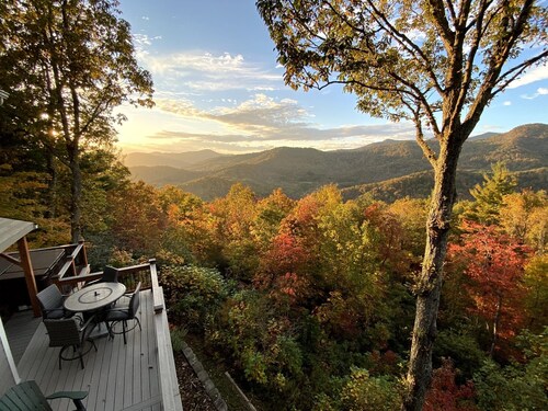 One of Asheville’s Best-Reviewed Cabins • Views, Hot Tub, Privacy