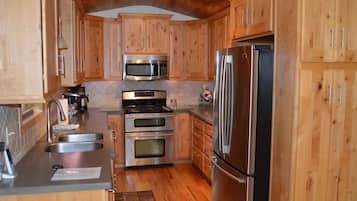 KylskÄp, mikrovÄgsugn, ugn och spishÀll