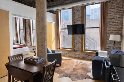 Downtown Music City Loft living! ~Steps to the Ryman and Broadway.