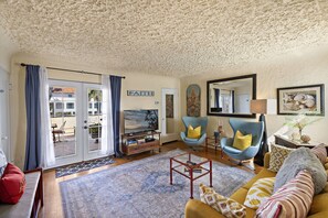 Smart TV, DVD player, books, music library - Spanish-Style San Clemente Loft - King Bed, AC, Garage, Walk to North Beach (San Clemente)