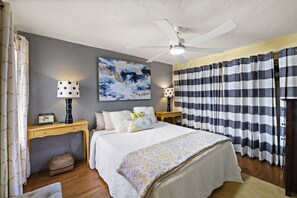 1 bedroom, desk, iron/ironing board, free WiFi - Spanish-Style San Clemente Loft - King Bed, AC, Garage, Walk to North Beach (San Clemente)