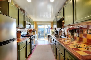Frigorifero, microonde, forno, piano cottura