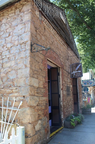 The Decanted Chateau; a two minute drive to Downtown Murphys