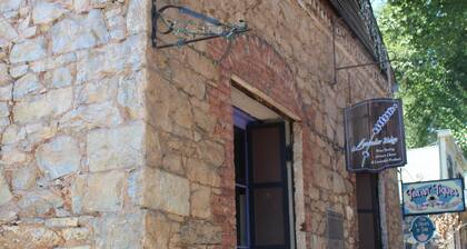 The Decanted Chateau; a two minute drive to Downtown Murphys