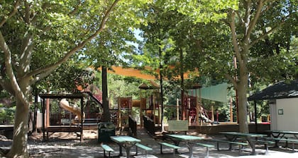 El castillo decaído; a dos minutos en coche del centro de Murphys
