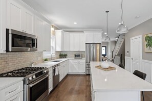 冰箱、微波炉、烤箱、炉灶