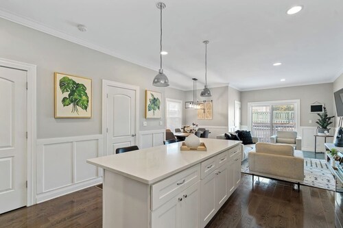 Modern Logan Square Luxury: 5 bedroom - sleeps 16!