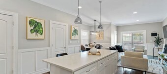 Modern Logan Square Luxury: 5 bedroom - sleeps 16!