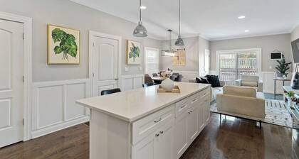 Modern Logan Square Luxury: 5 bedroom - sleeps 16!