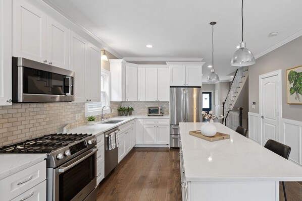 Refrigerador, microondas, horno, placa de cocina