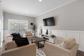 Een smart-tv, slimme speakers en een stereo