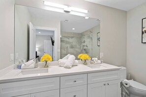 Kombinert dusj/badekar, hårføner, håndklær og såpe